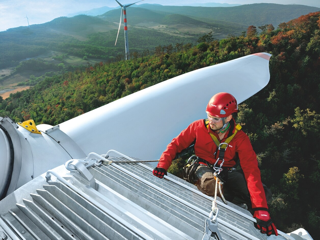 Un chargé d'affaires Hilti sur une éolienne
