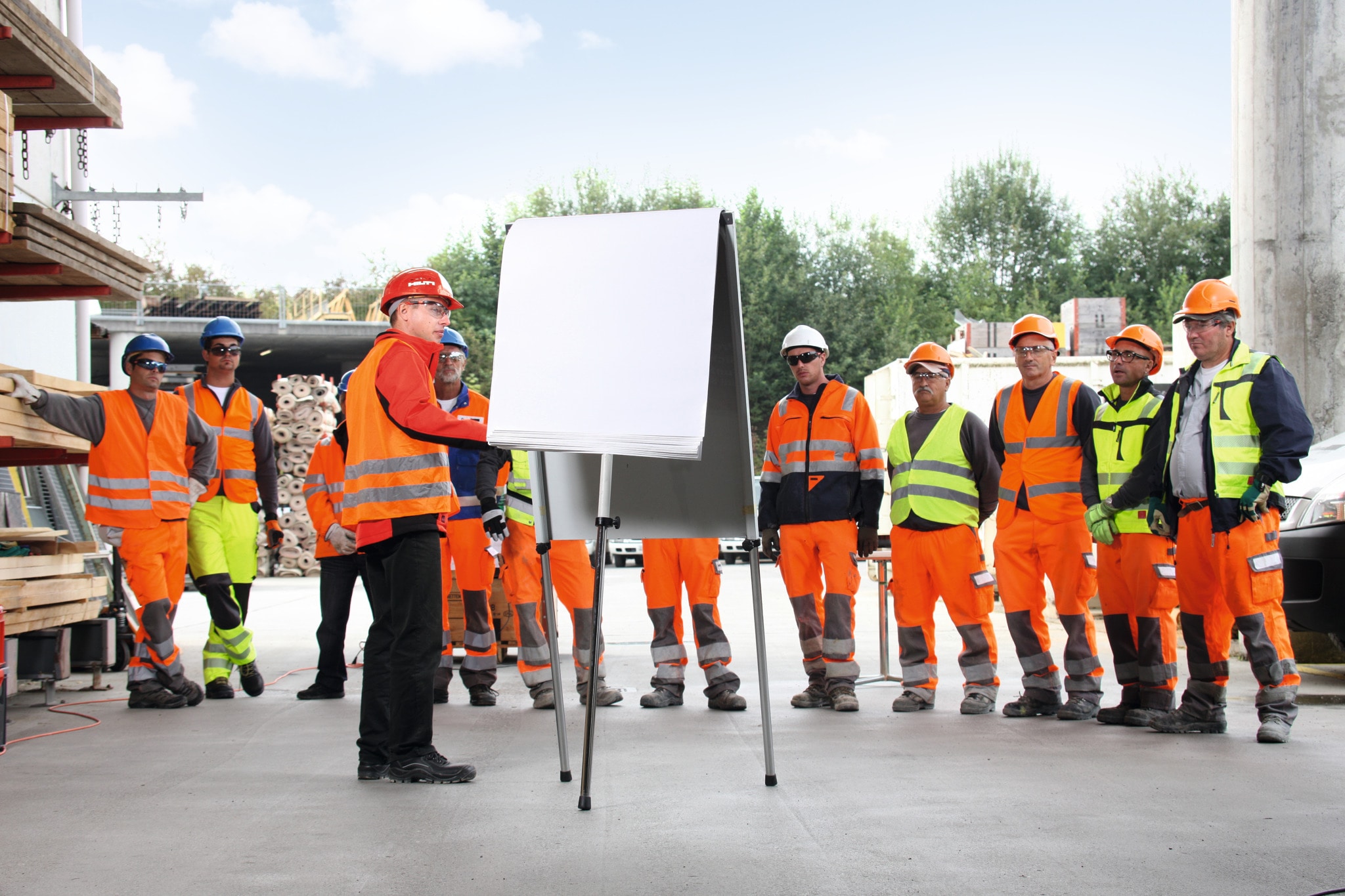 Un agent Hilti fait une formation QSE sur un chantier avec des ouvriers
