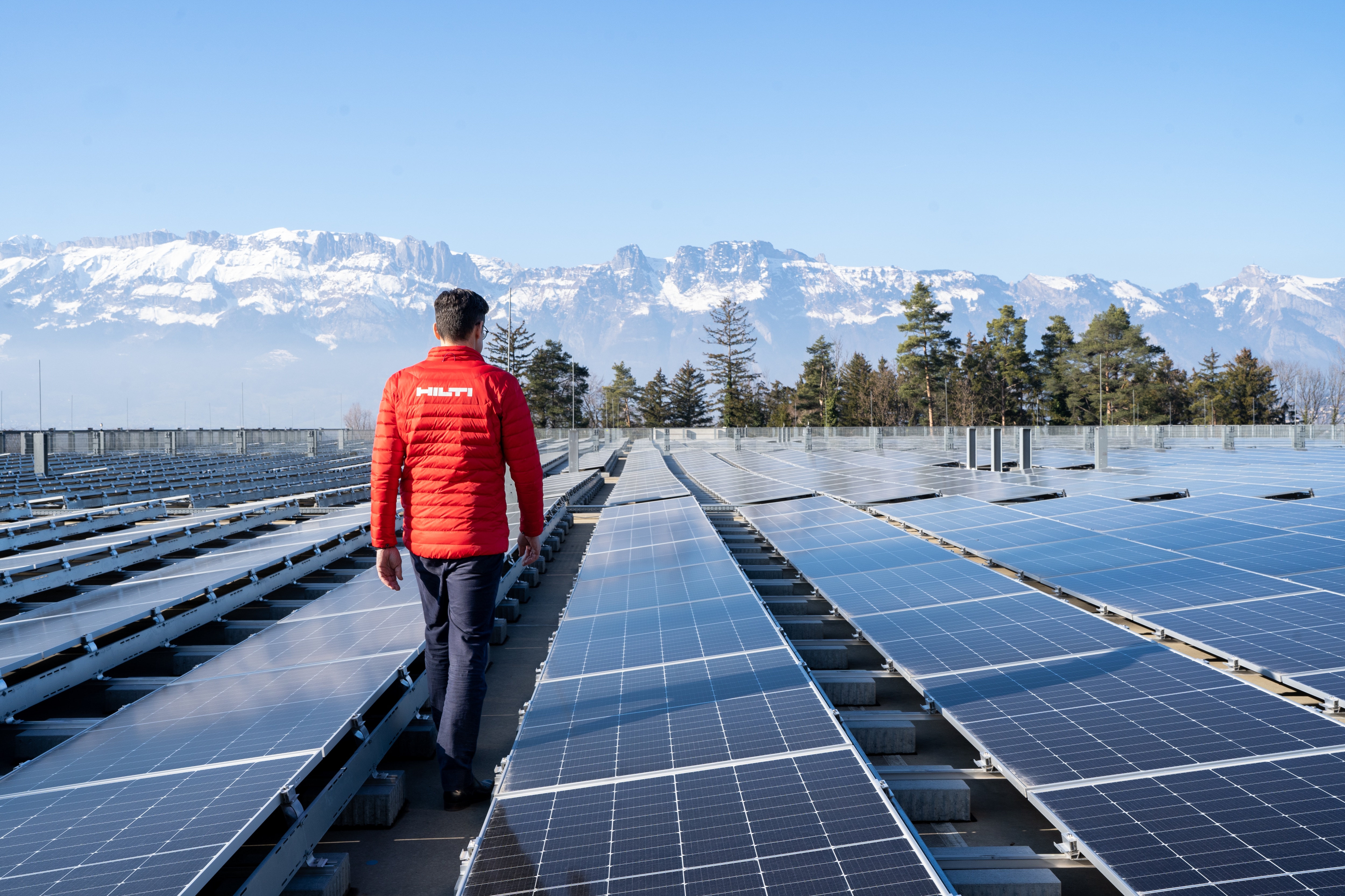 Un chargé d'affaire Hilti marche un toit solaire