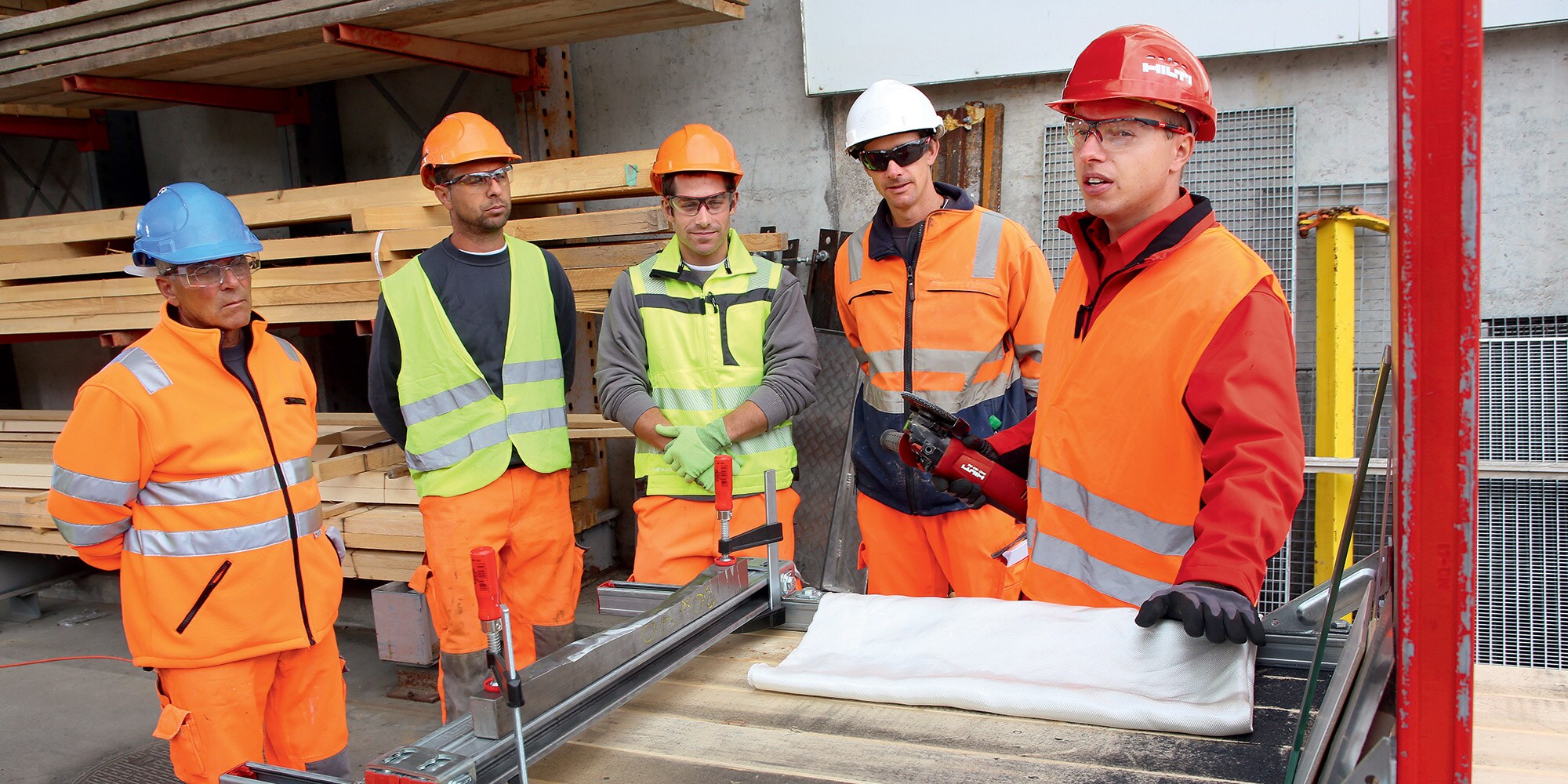 Des ouvriers en formation QSE sur l'utilisation d'une meuleuse d'angle avec un agent Hilti