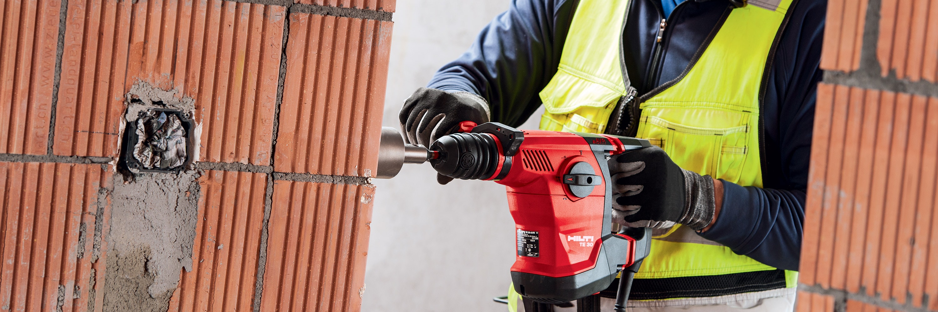 Forage dans la maçonnerie avec un perforateur burineur Hilti