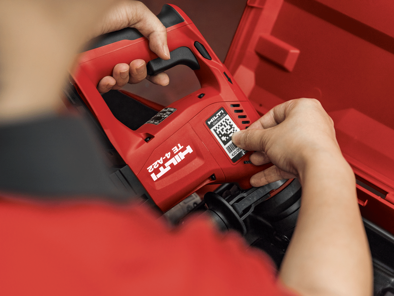 Un technicien Hilti équipe un TE A22 du système d'étiquette QR code On!Track