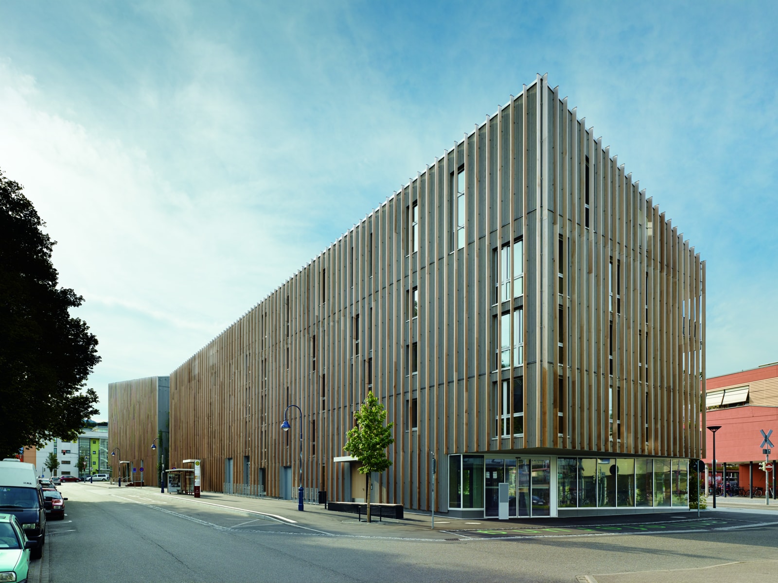 Bâtiment à usage mixte avec façade en bois