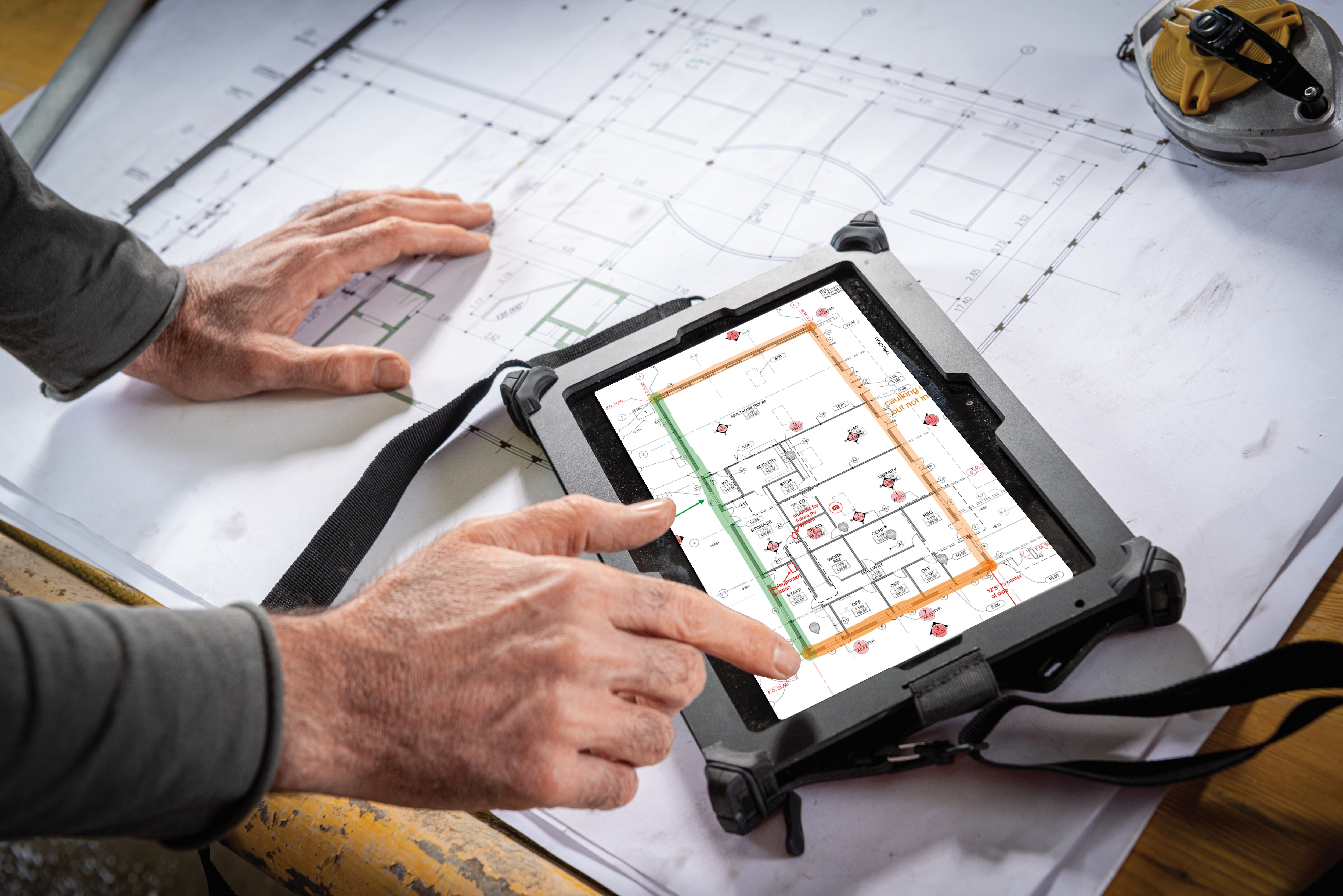 Un homme utilise la solution fieldwire sur sa tablette sur un chantier 