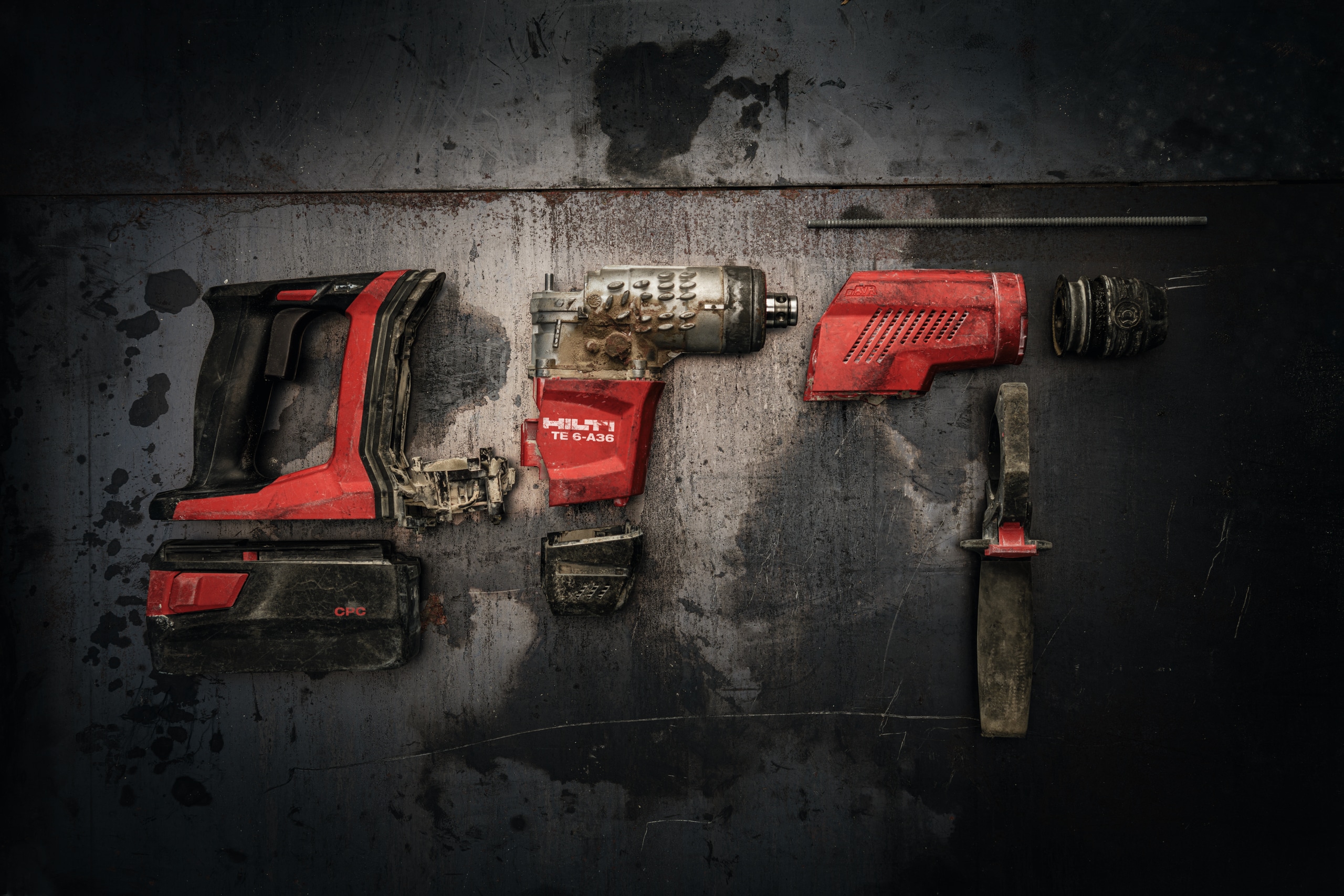 Un marteau rotatif Hilti démonté en 3 pièces