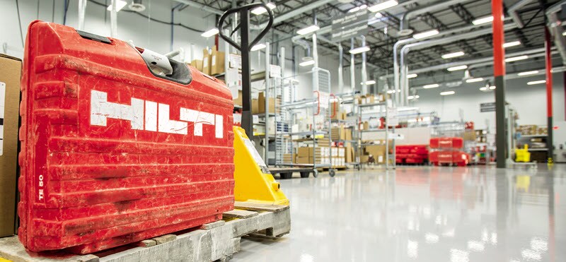 Un coffret Hilti usagé posé sur un transpalette au SAV