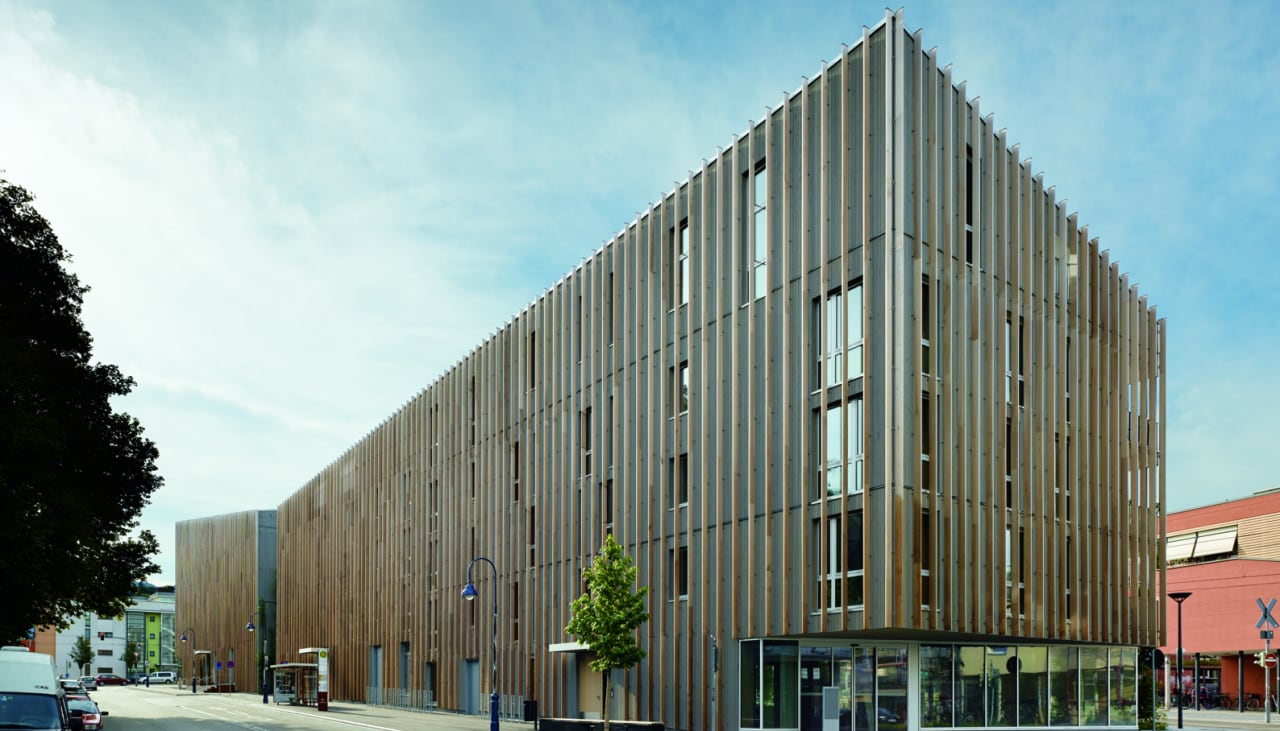 Bâtiment à usage mixte avec façade en bois