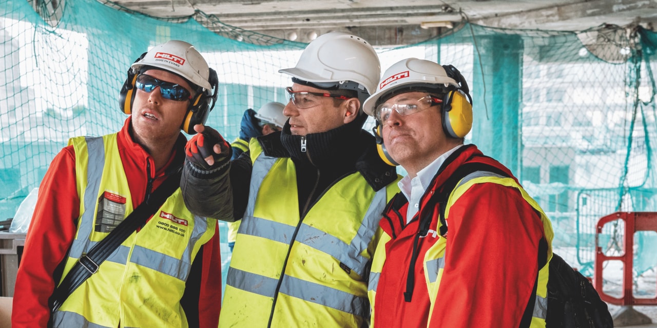 Ingénieur Hilti et responsable de compte apportant une assistance sur site et du conseil à un client