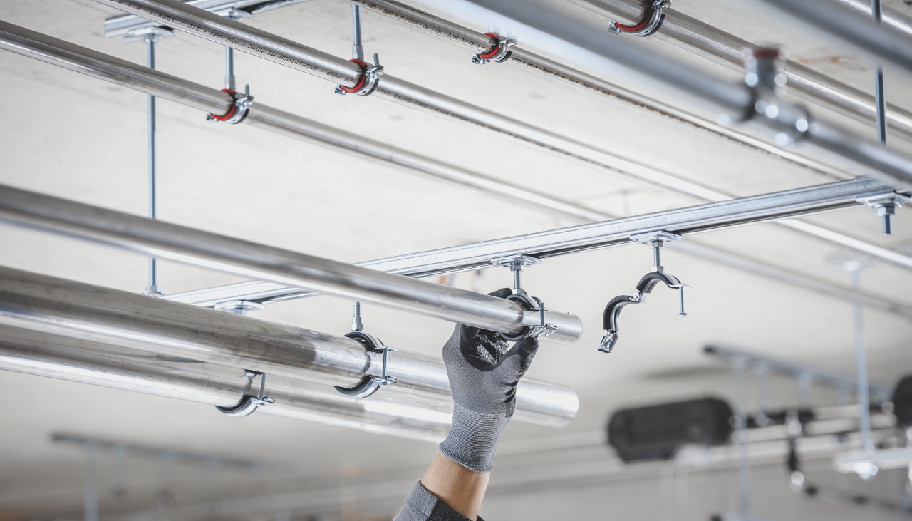 Installation d'un support de tuyauterie reconfigurable