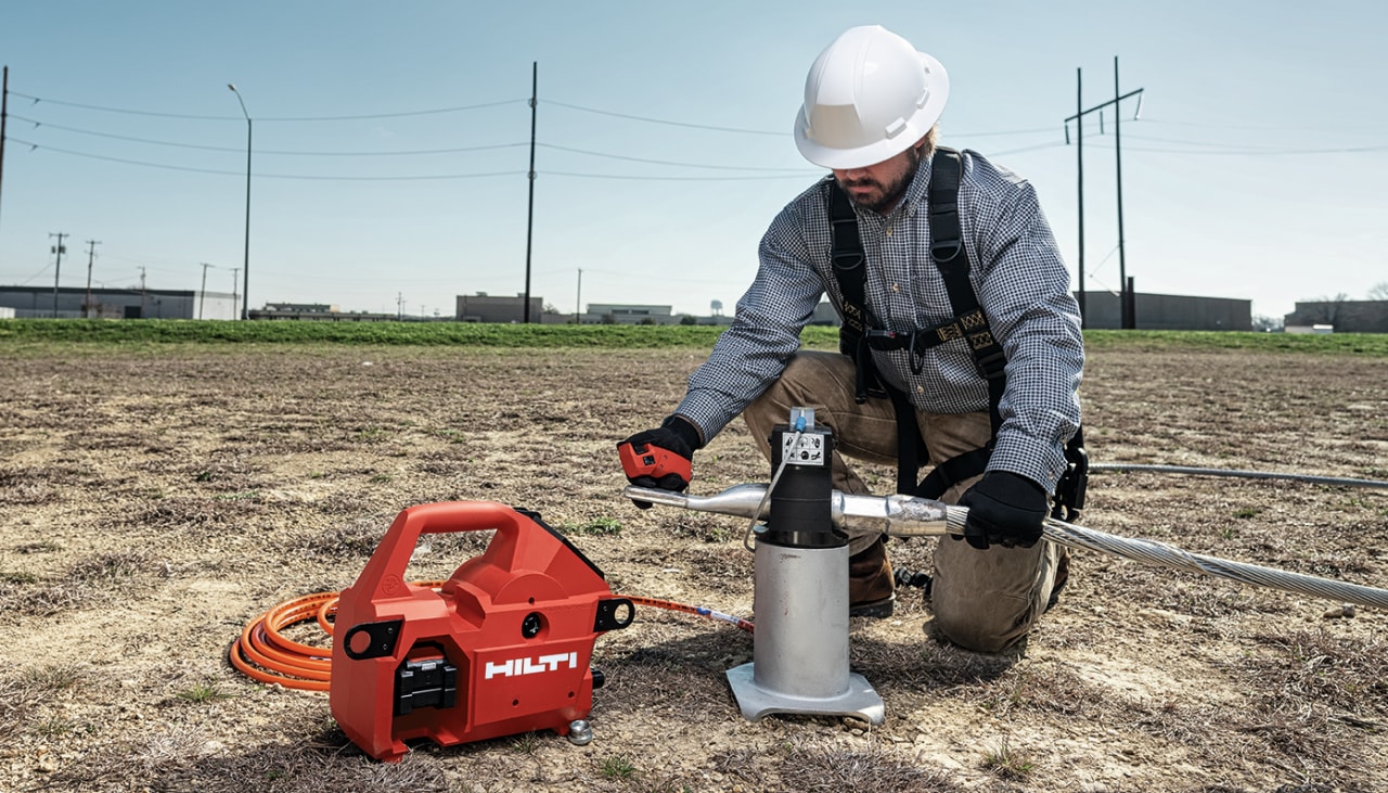 Un client Hilti utilise la pompe hydraulique sans fil NUN10K 22 sur son chantier