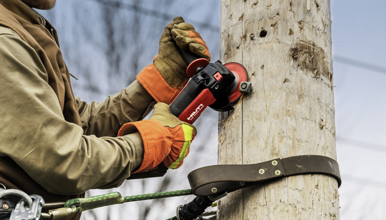 Un ouvrier utilise la meuleuse d'angle AG 500-A22