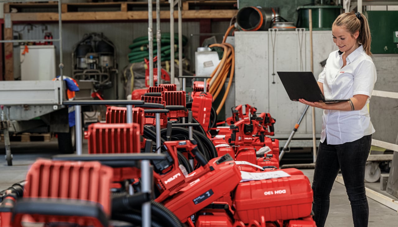 Préparation d'outils Fleet Hilti par une chargée d'affaire