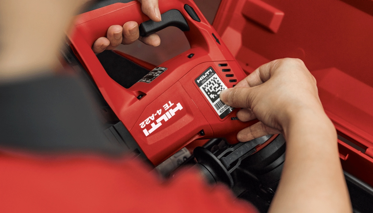 Un technicien Hilti équipe un TE A22 du système d'étiquette QR code On!Track