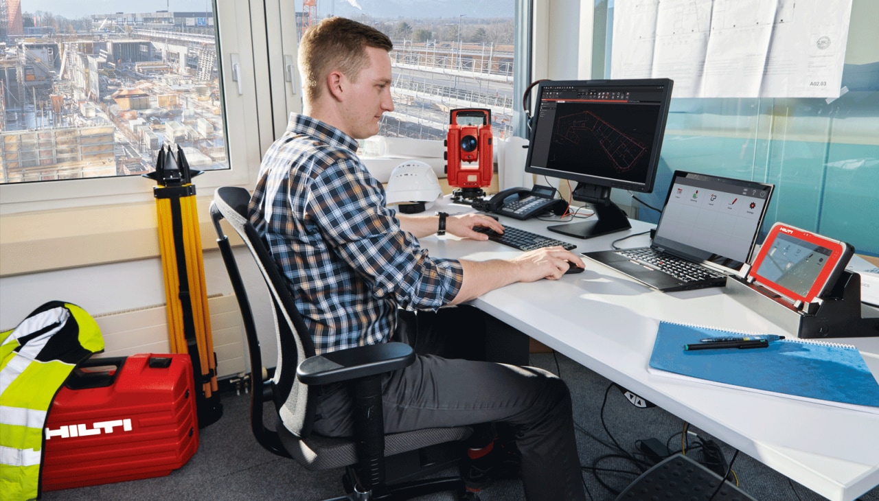Ingénieur utilisant les solutions et les logiciels d'implantation Hilti