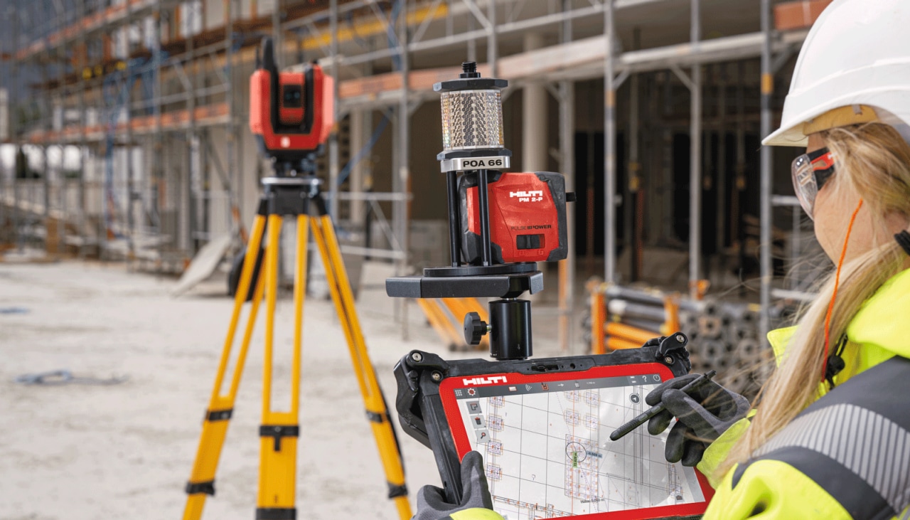 Utilisation d'un outil d'implantation Hilti sur un chantier de construction