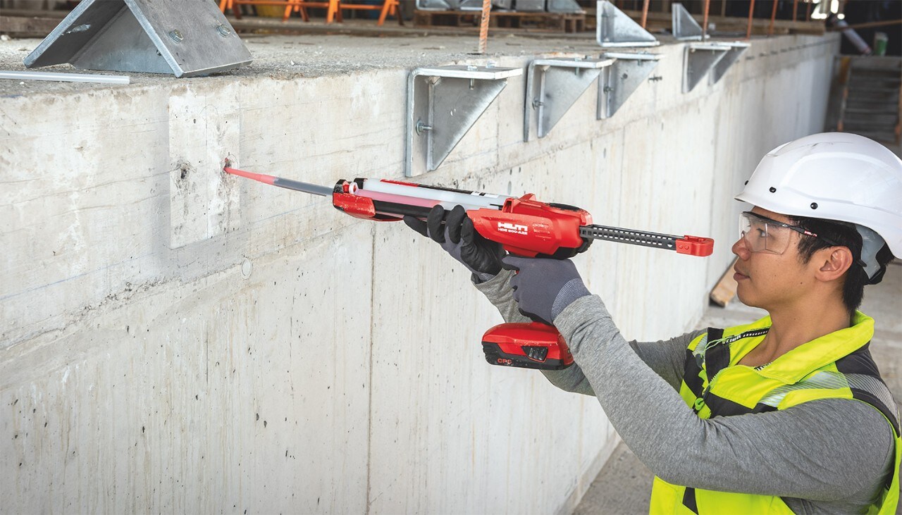 Un ouvrier pose des chevilles avec une pince d'injection sans fil HDE 500-A22