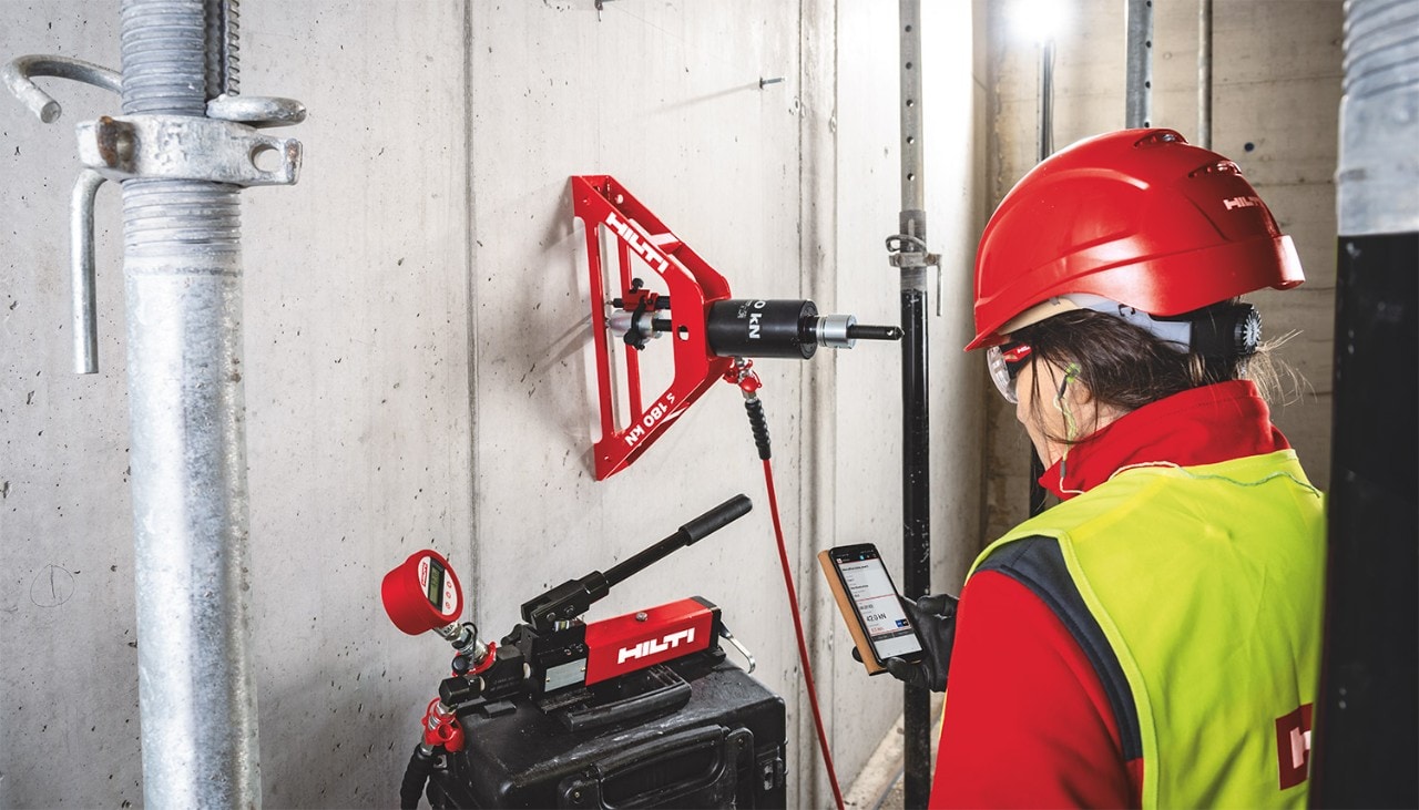 Une technicienne Hilti vérifie les chevilles avec la technologie TraceFest