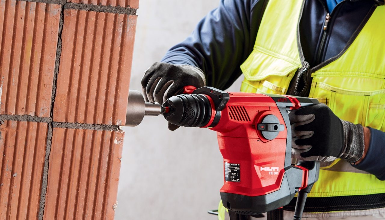 Forage dans la maçonnerie avec un perforateur burineur Hilti