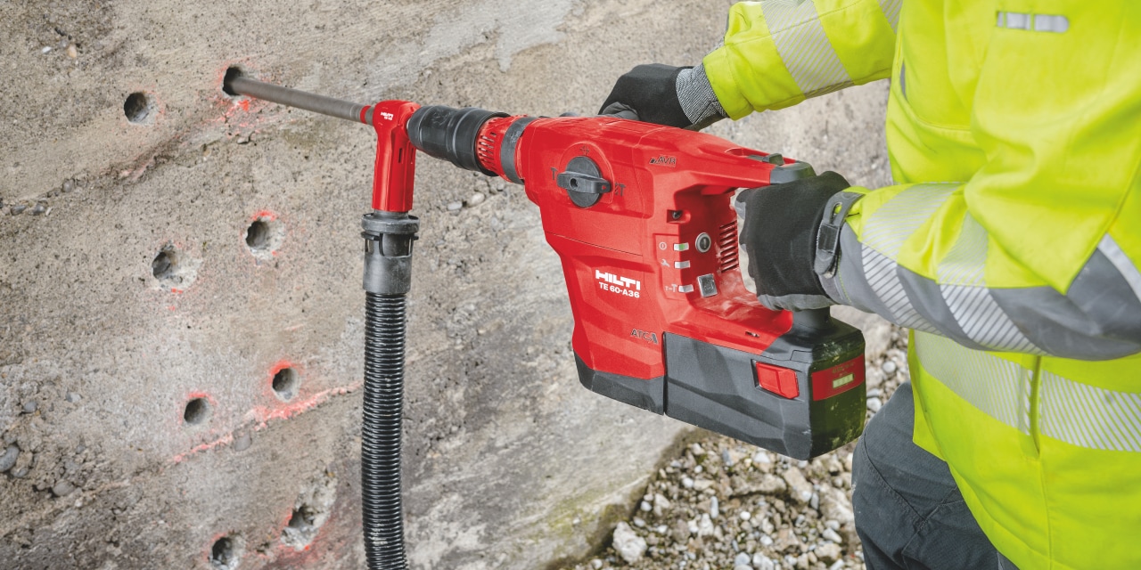 Un ouvrier utilise un  perforateur-burineur TE 60-136