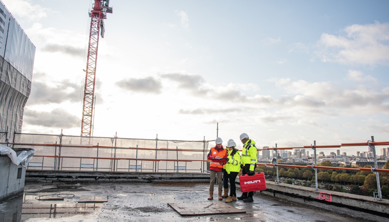 Rassemblement d'ouvriers sur un chantier