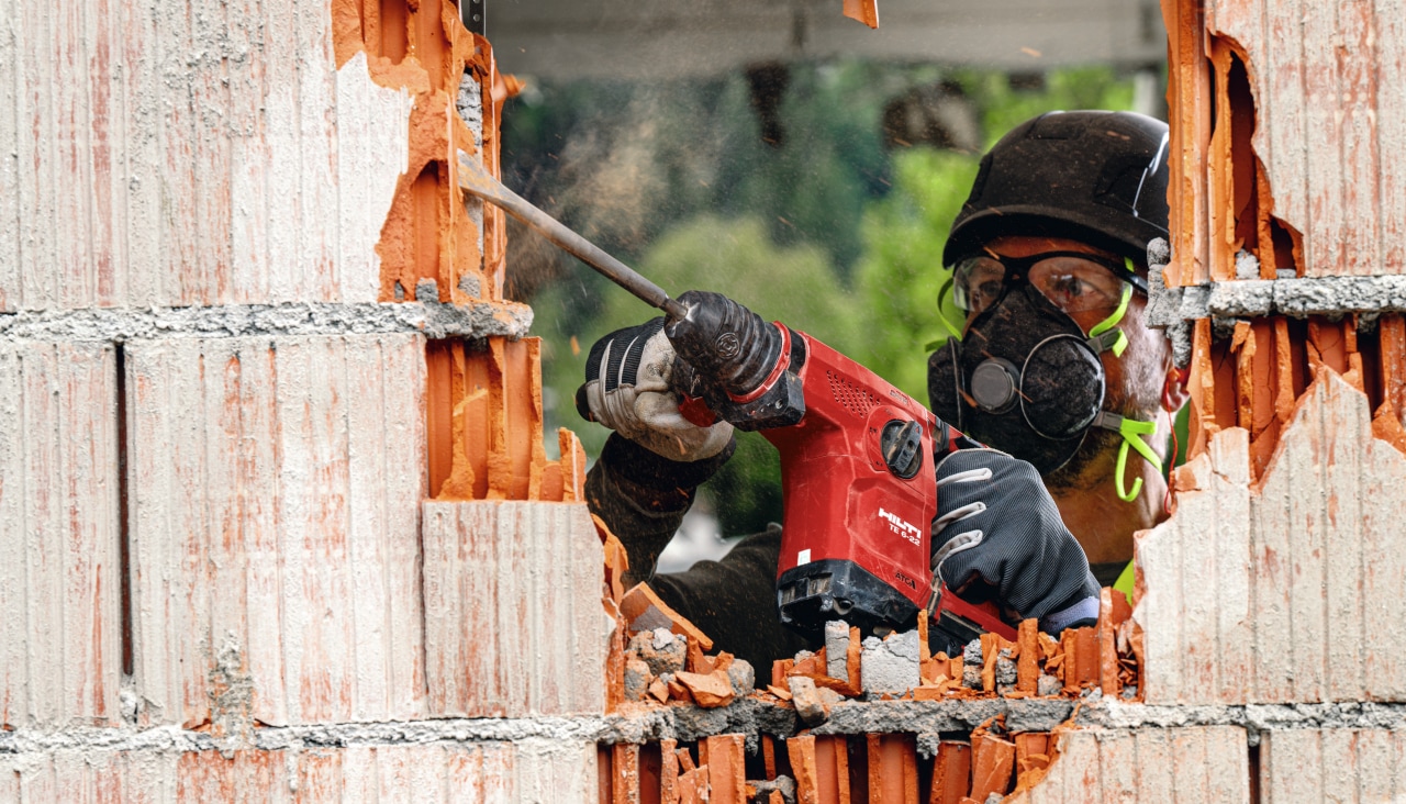 Perçage d'un mur en brique par un ouvrier à l'aide d'un perforateur Hilti TE 6-22