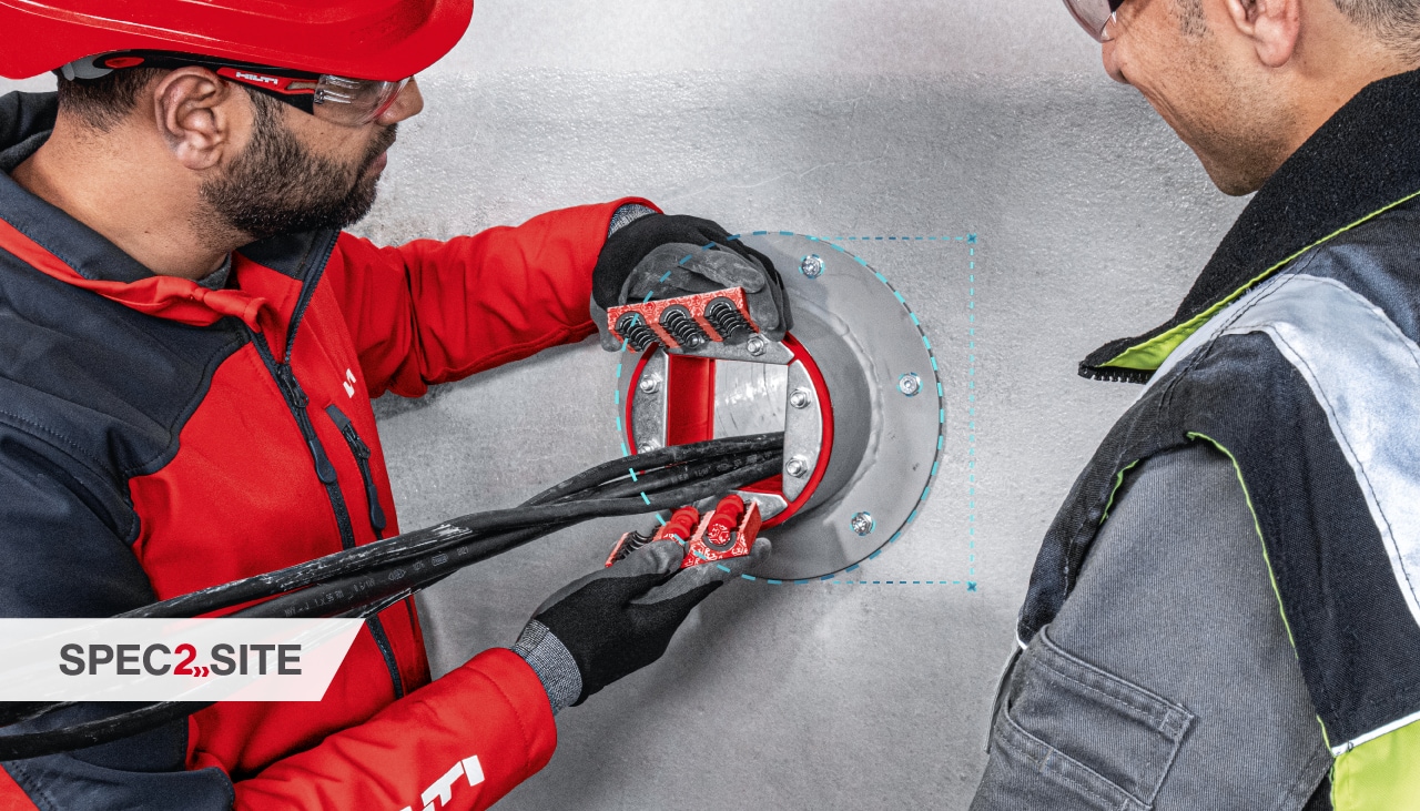 Un ingénieur Hilti montre à un client une solution coupe-feu pour les installations électriques