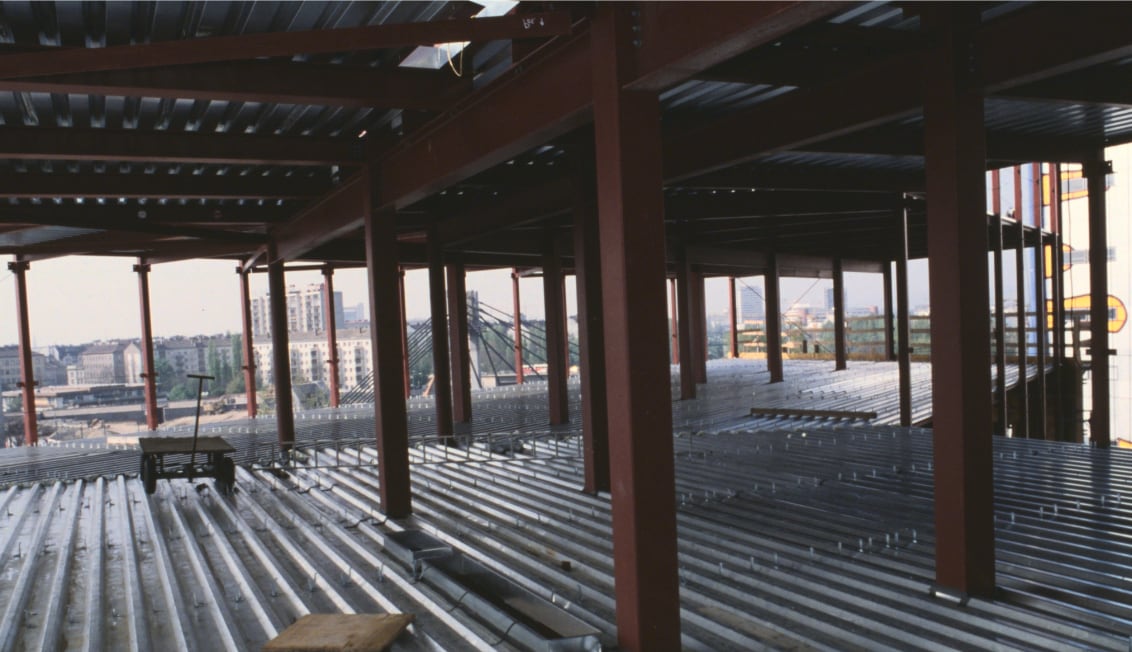 Photographie d'un chantier avec des poutres composites