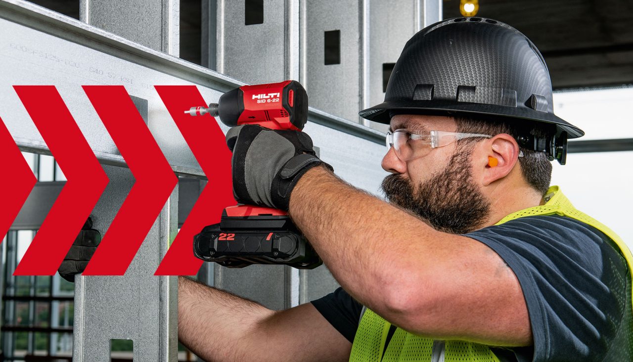 Un ouvrier avec un gilet et un casque de chantier utilise une visseuse SID 6-22