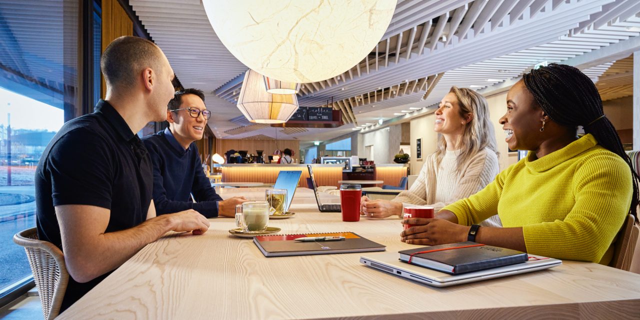 Des collaborateurs Hilti en pleine discussion