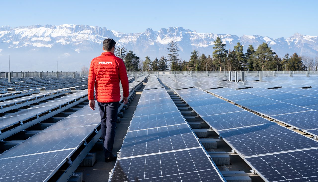 Un chargé d'affaire Hilti marche un toit solaire