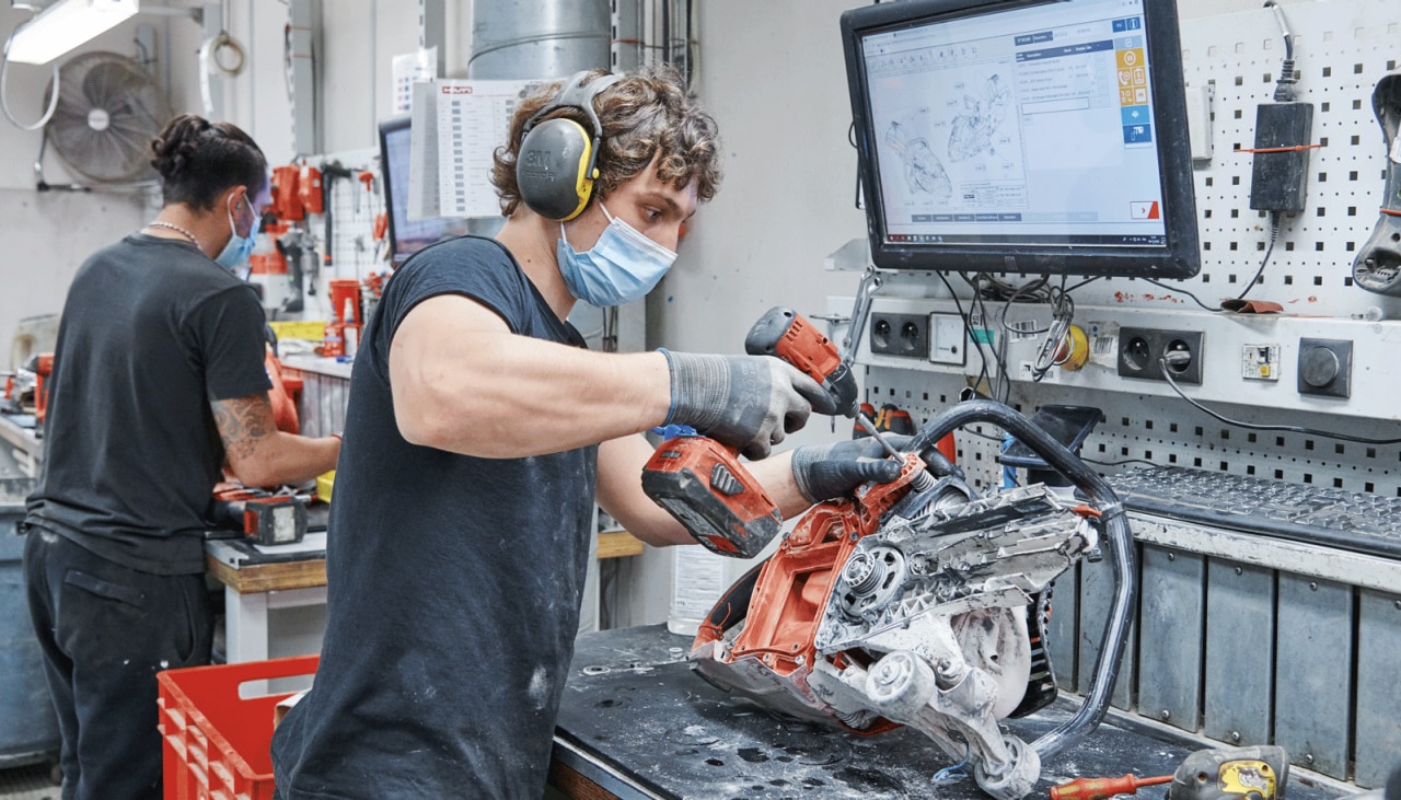 Un agent Hilti répare un outil défectueux