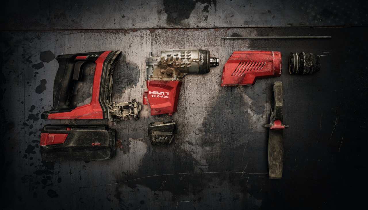 Un marteau rotatif Hilti démonté en 3 pièces