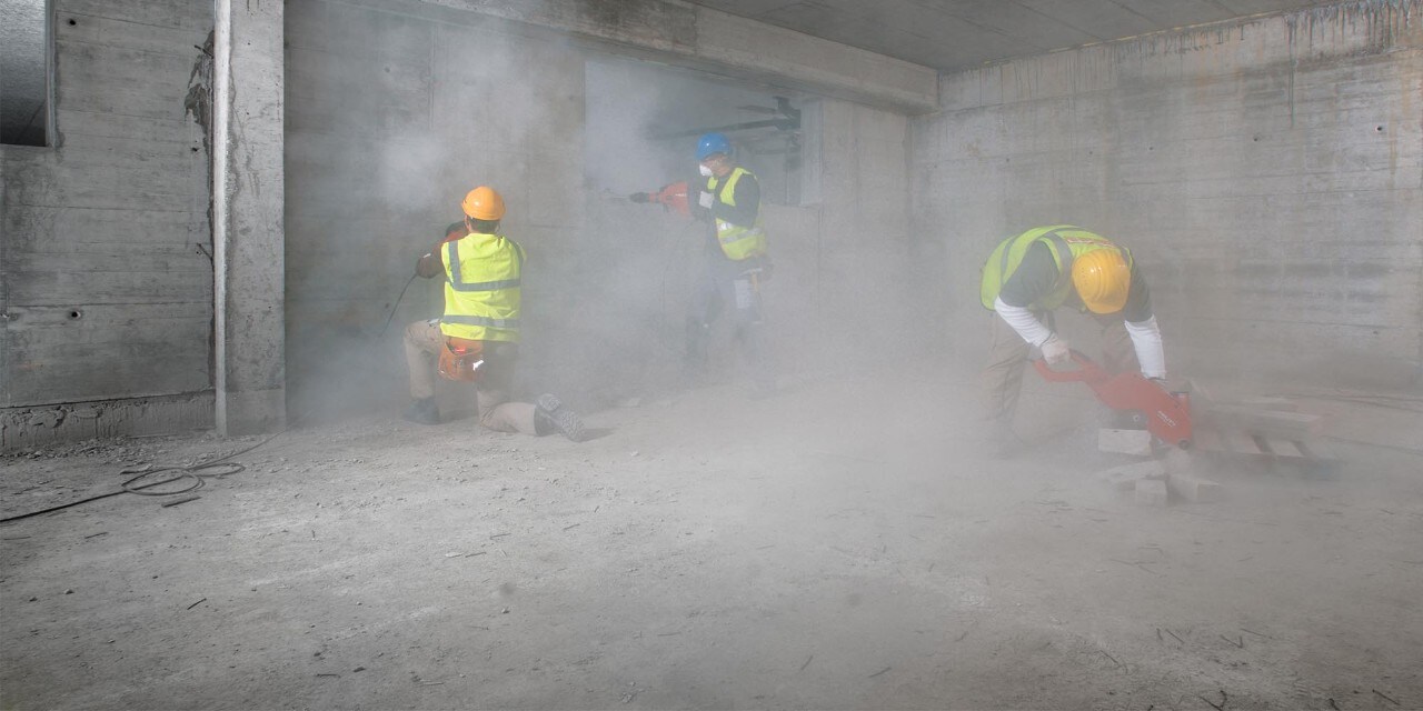 Quasiment chaque étape du processus de construction d’un bâtiment est génératrice de poussière, qu’il s’agisse du forage, du sciage, de la démolition, du meulage ou du transport.