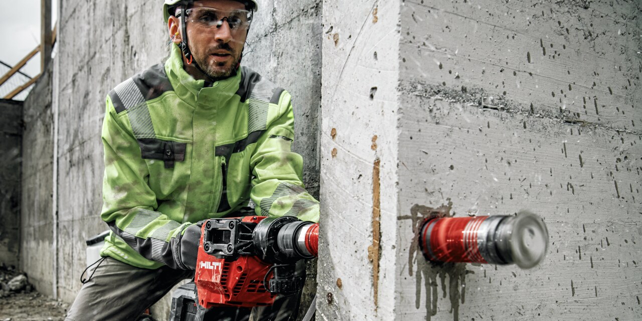 Un homme utilisant la carotteuse DD 150-U-22