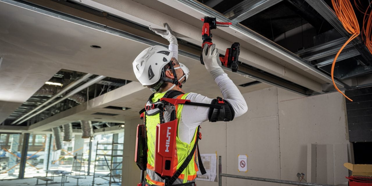 Un ouvrier utilise un exo s sur un chantier
