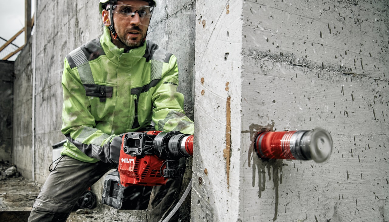 Un homme utilisant la carotteuse DD 150-U-22