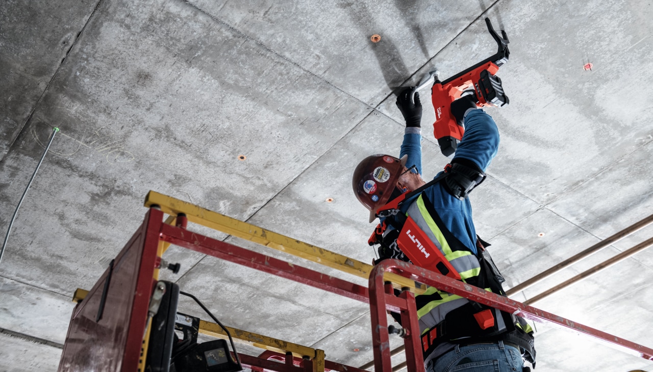 Un ouvrier porte un exo s sur une chantier