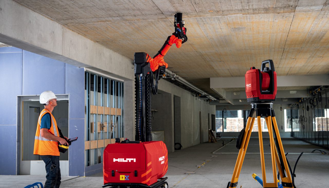 Un ouvrier utilise le robot Jaibot de Hilti