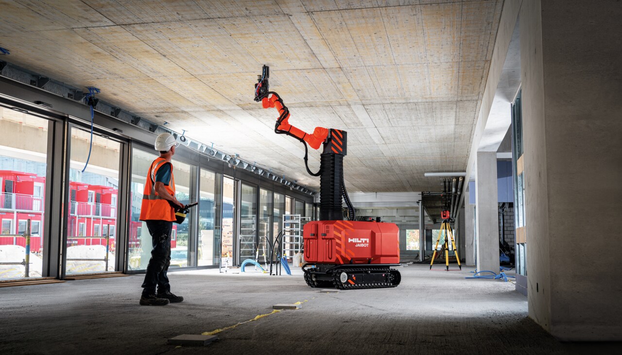 Un ouvrier avec le robot Jaibot de Hilti