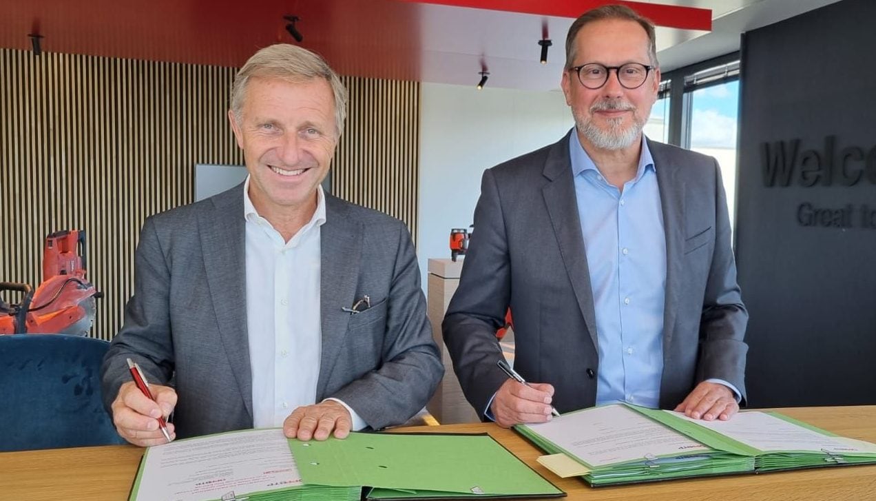 Deux hommes signent un partenariat entre Hilti et l’OPPBTP