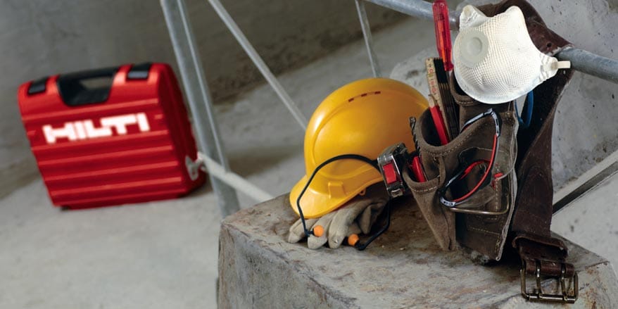 équipement de protection individuelle (EPI) et malette Hilti sur un chantier