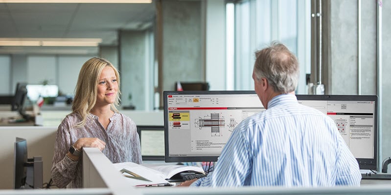 Des collaborateurs travaillent sur le logiciel PROFIS Engineering