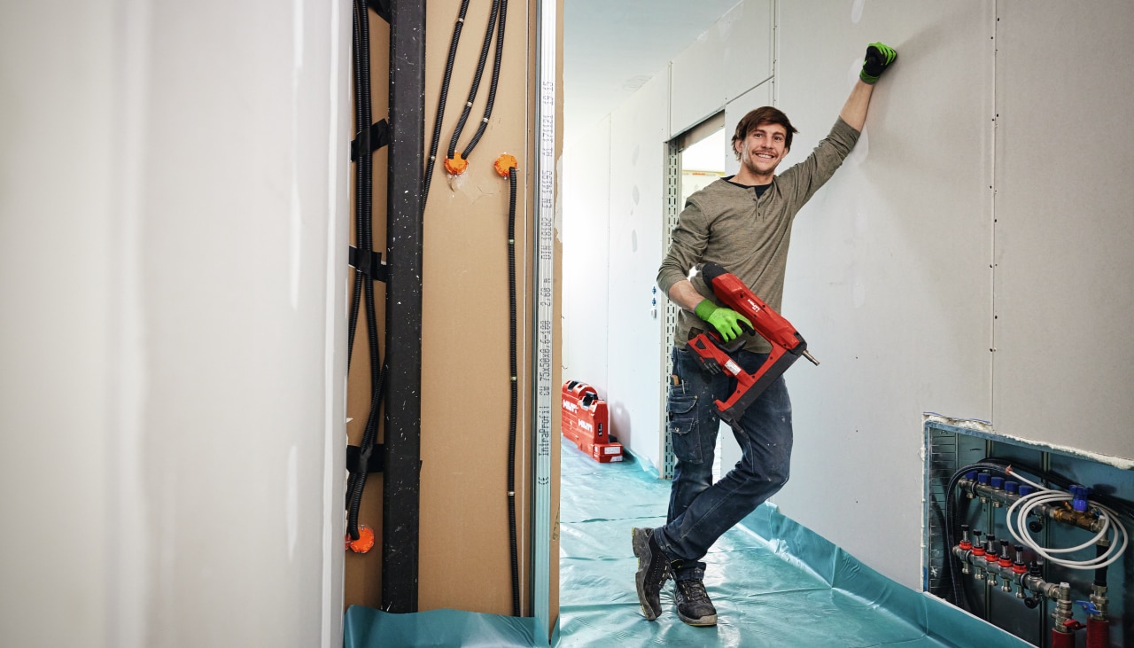 Un client Hilti pose avec une machine sur un chantier