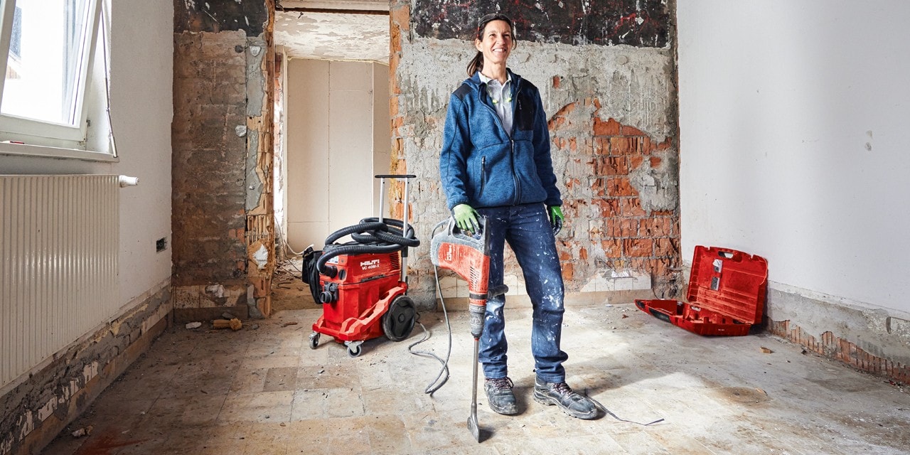 Un artisan utilise le perforateur TE 50-AVR SDS dans un chantier salle de bain