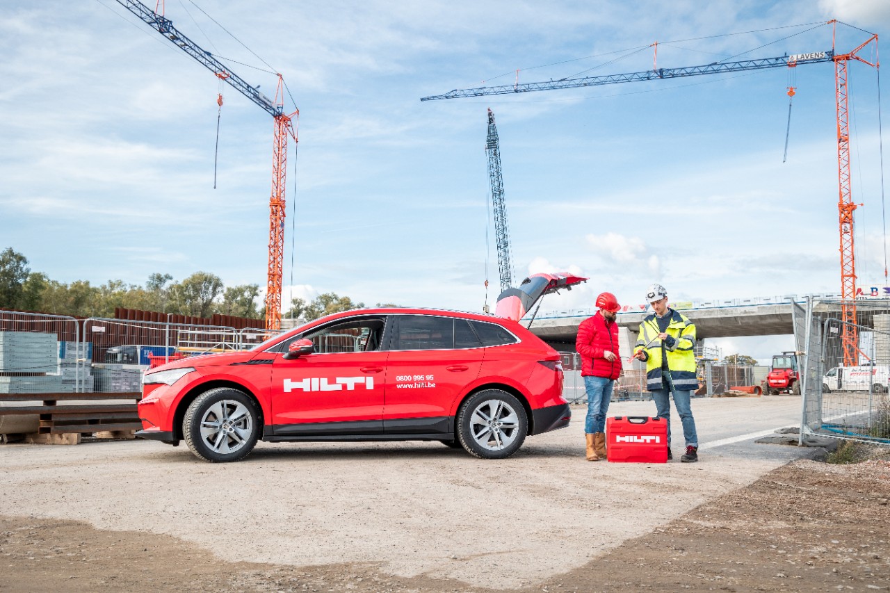 Commercial Hilti rencontrant un client sur un chantier
