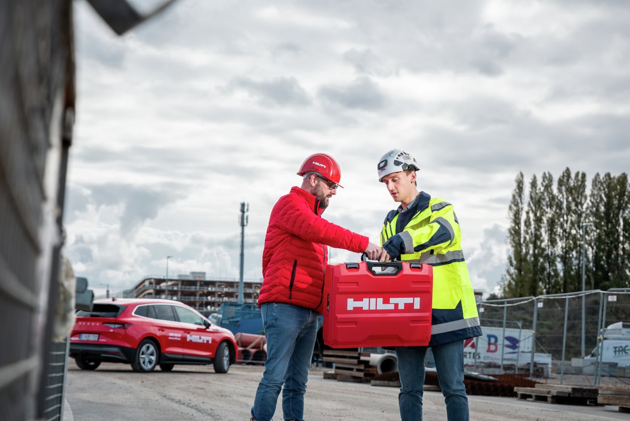 Commercial Hilti rencontrant un client sur un chantier