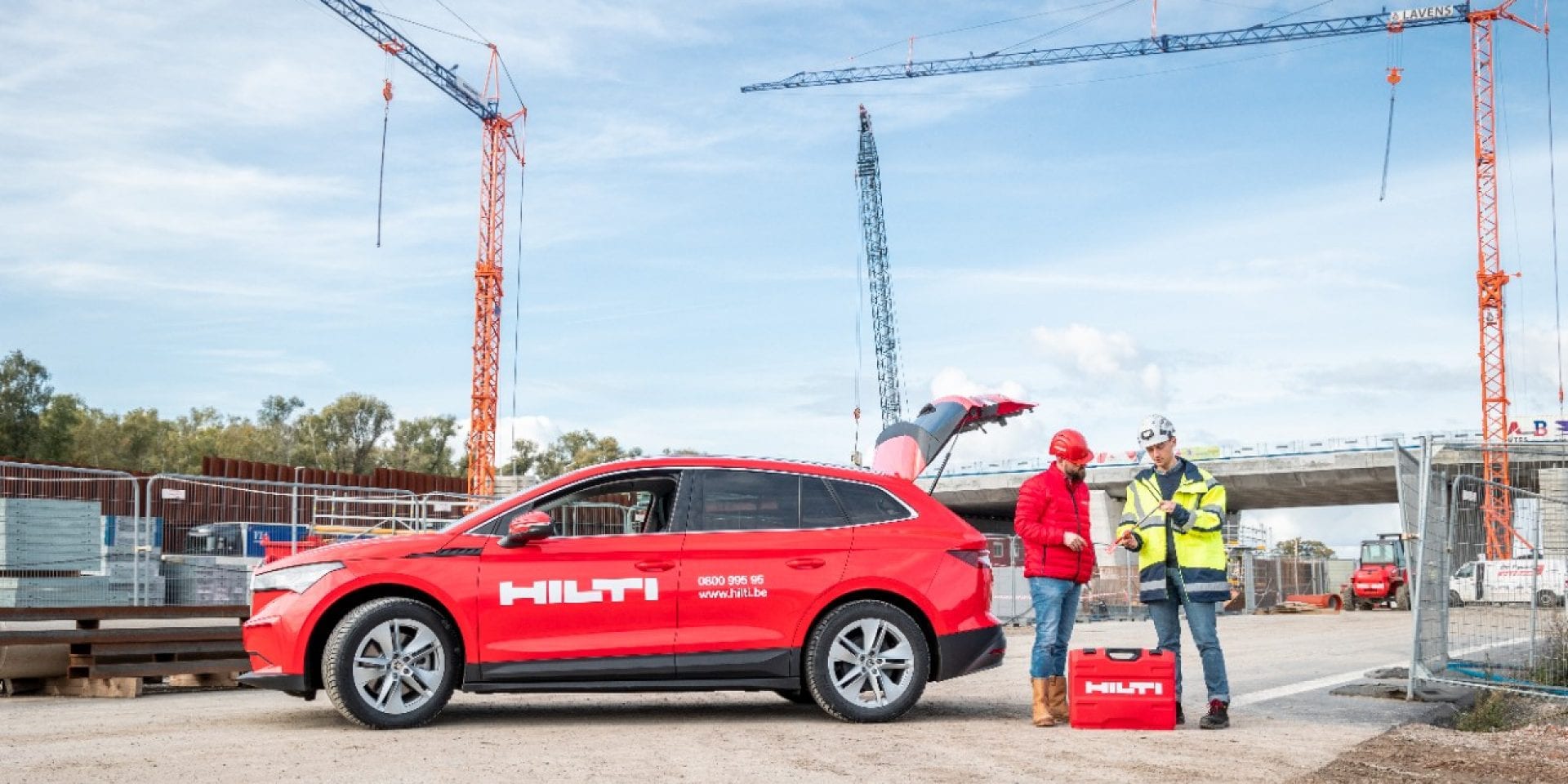 Un chargé d'affeire rend visite à un client Hilti sur un chantier 