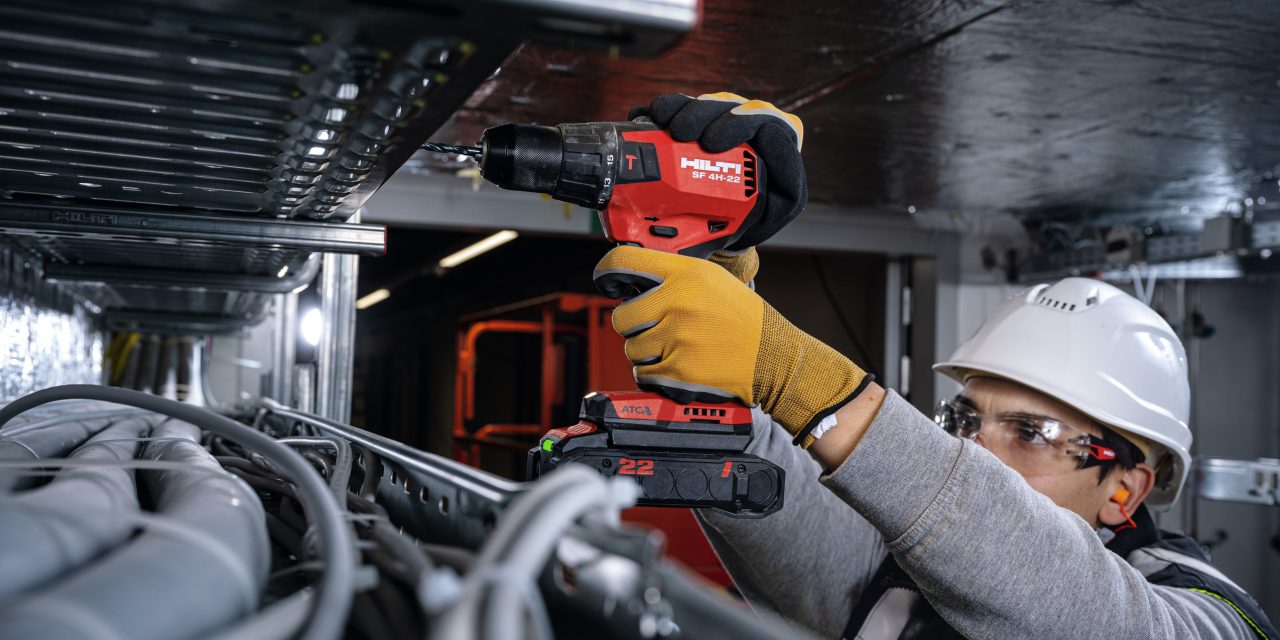 ouvrier du bâtiment utilisant un outil Hilti