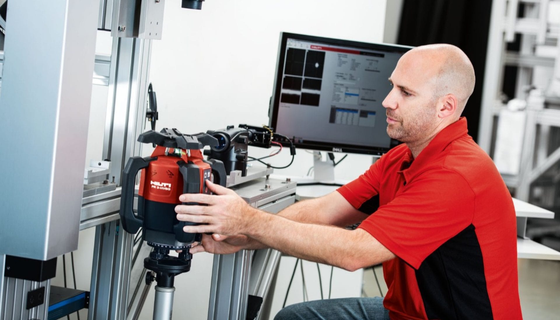 Un technicien du SAV Hilti vérifie un laser rotatif Hilti