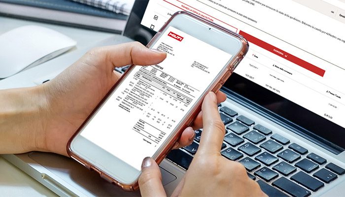 Une conseillère du service clients Hilti devant son ordinateur